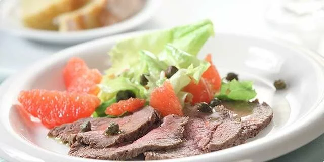 Biftek avec de la salade rouge de pamplemousse