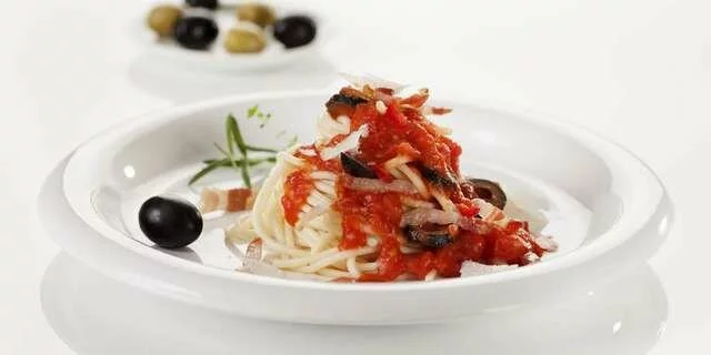 Spaghetti with tomato sauce and black olives