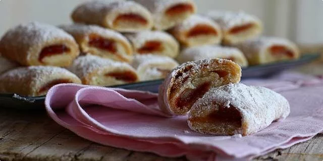 Crispy quince strudels